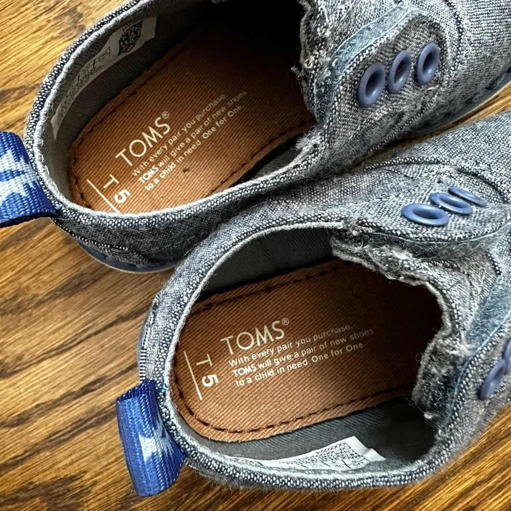 TOMS Tiny Brogue oxfords in Blue Chambray, toddler size 5 (NWT)